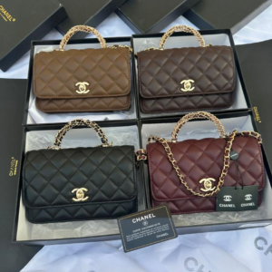 حقيبة شانيل كلاسيك مع يد علوية